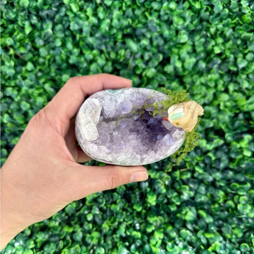 Parrot carving on Amethyst Egg – Symbol of Joy & Abundance - Picture 4 of 8